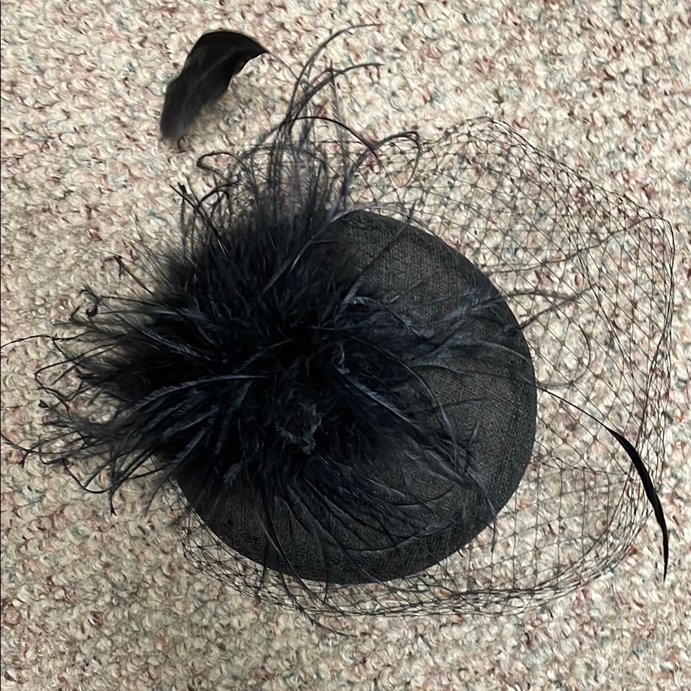 Vintage 40s/50s Black Fascinator with ostrich feather and mesh Veil - Picture 7 of 7